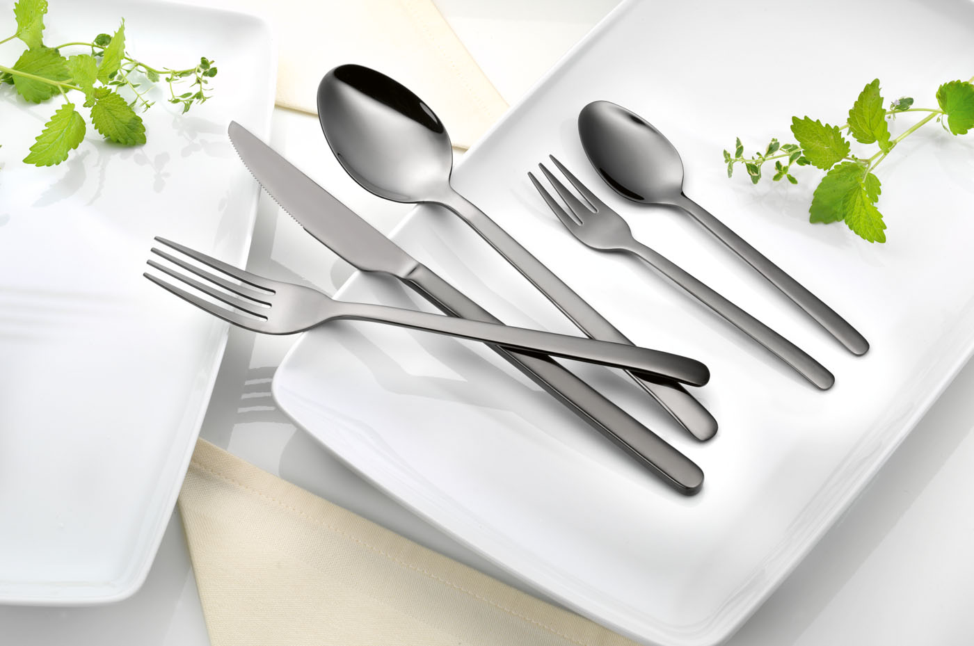 30-teiliges Besteckset CAROLINE, aus Edelstahl 18/10, mit PVD-Beschichtung in schwarz, Materialstärke 2.5 / 2.0 mm, im weißen Lagerkarton