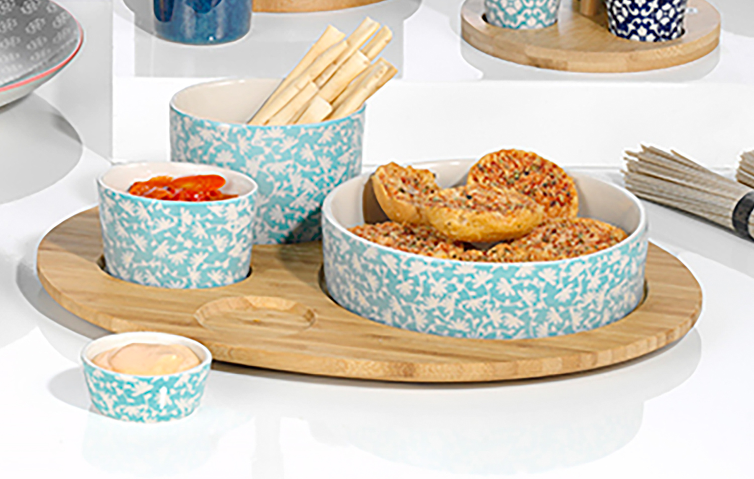 5-teiliges Servier-/Snack-Set "KORFU", 4 Schalen aus hochglänzendem Steingut mit Dekor, handbemalt in Türkis / Creme. Tablett aus Bambus.