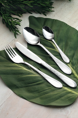 24-tlg. Besteck SABRINA 18/0 poliert im Geschenkkarton mit Sichtfenster