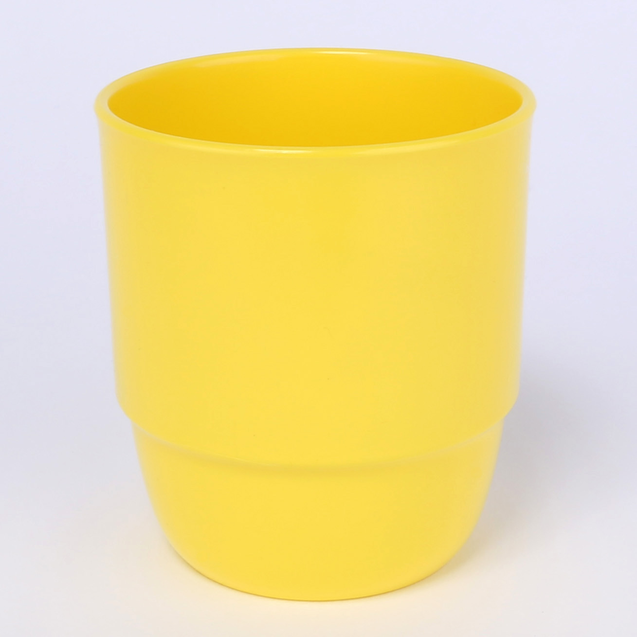 Trinkbecher Zephyr ohne Henkel 0,25 L aus schadstoffreiem Kunststoff in der Farbe sonnengelb.