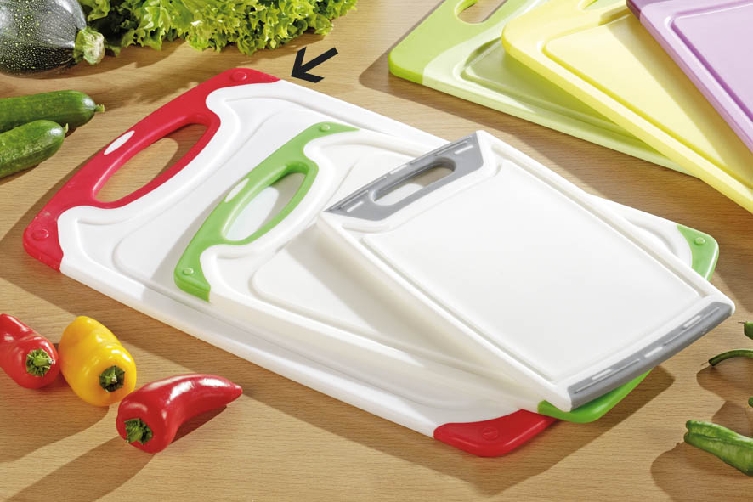 Schneidbrett Star aus weißem Kunststoff mit rotem Rand und Griff Maße: 39,6 x 23,5 x 0,9 cm