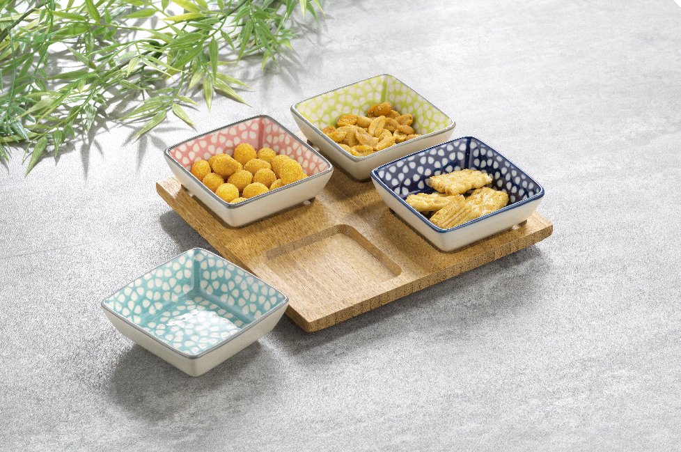5-teiliges Schalenset "KRETA" mit Tablett, vier quadratische Schalen ca. 7,3 x 7,3 x 2,8 cm, aus hochglänzendem Steingut, mit Dekor,