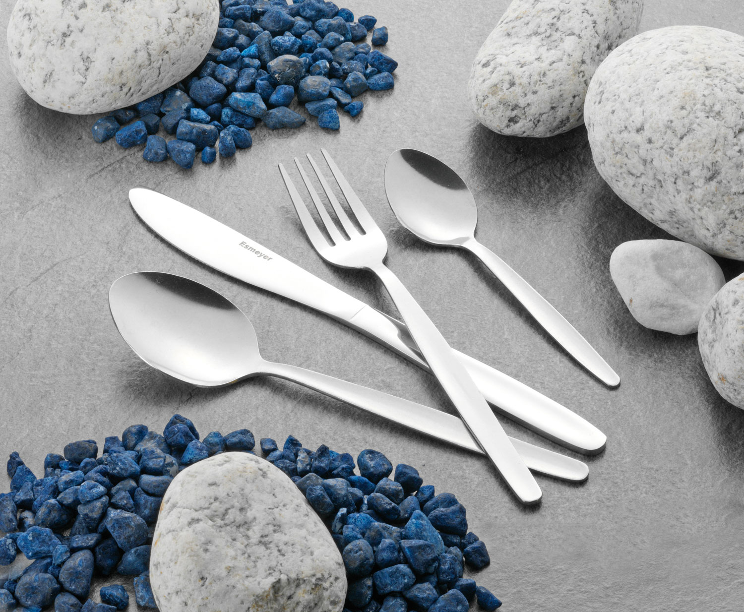 Sparset MONITA, Edelstahl 18/0, trowalisiert, Messer aus Klingenstahl. Enthält 200 Besteckteile für 40 Personen.