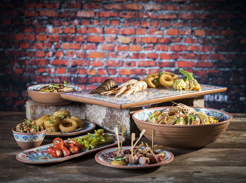 GN 1/1 Tablett -ARABESQUE- 53 x 32,5 cm, H: 2 cm Melamin innen: Dekor außen: Terrakottaoptik mit Antirutsch-Füßchen