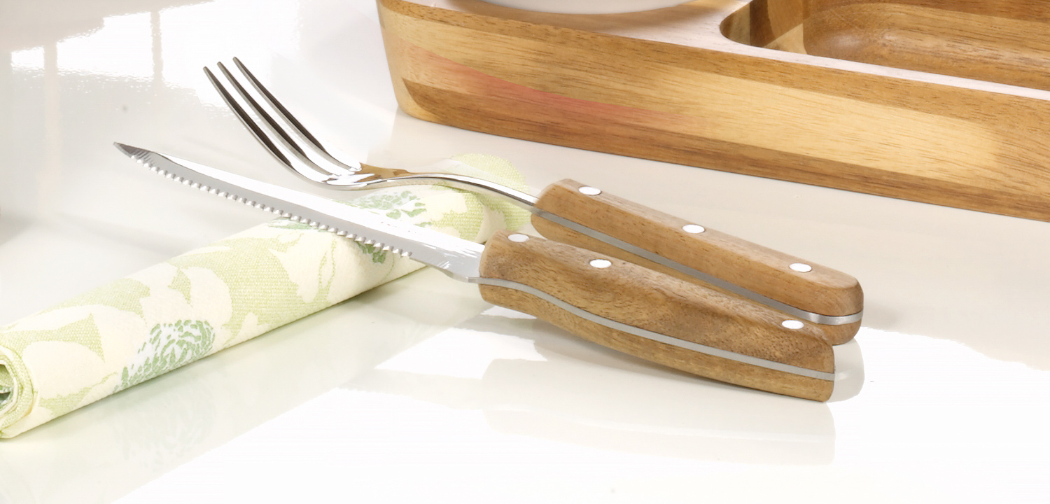 4-tlg. Steakbesteck BUFFALO aus Edelstahl mit genieteten Akazienholz-Griffen. Ergonomisch gerundete Griffe.