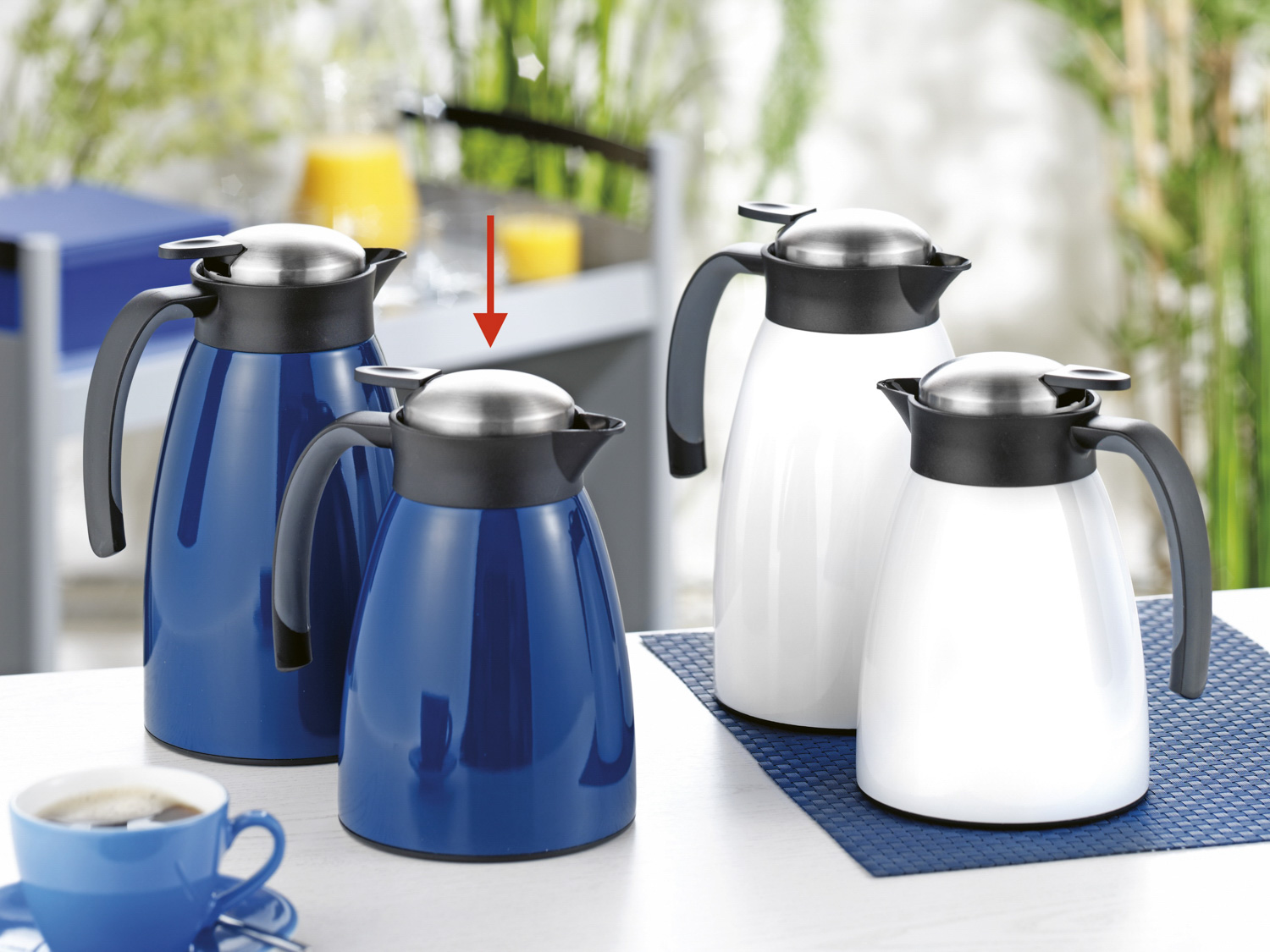 Isolierkanne GLACE, Inhalt: 1 Liter, doppelwandiger Edelstahl, dunkelblau lackiert. Höhe: 20,8 cm, Durchmesser: 13,5 cm.