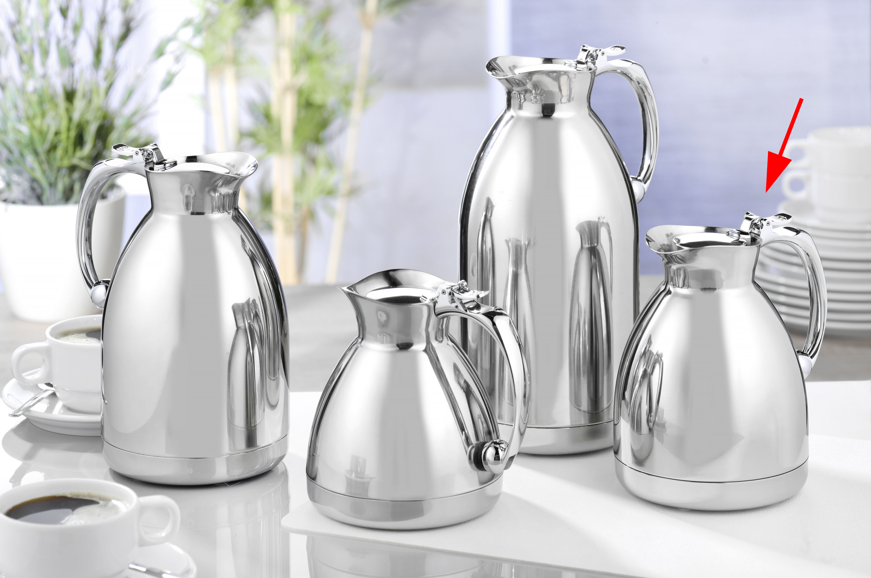 Isolierkanne Alfi HOTELLO, Inhalt: 0,6 Liter, Höhe: 160 mm, aus poliertem Edelstahl, Einhandbedienung, spülmaschinengeeignet.