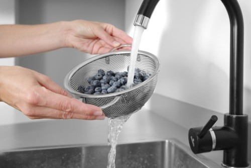 Gemüsesieb, Edelstahl, feinmaschig. Auf Fuß mit 2 Griffen. Spülmaschinengeeignet.