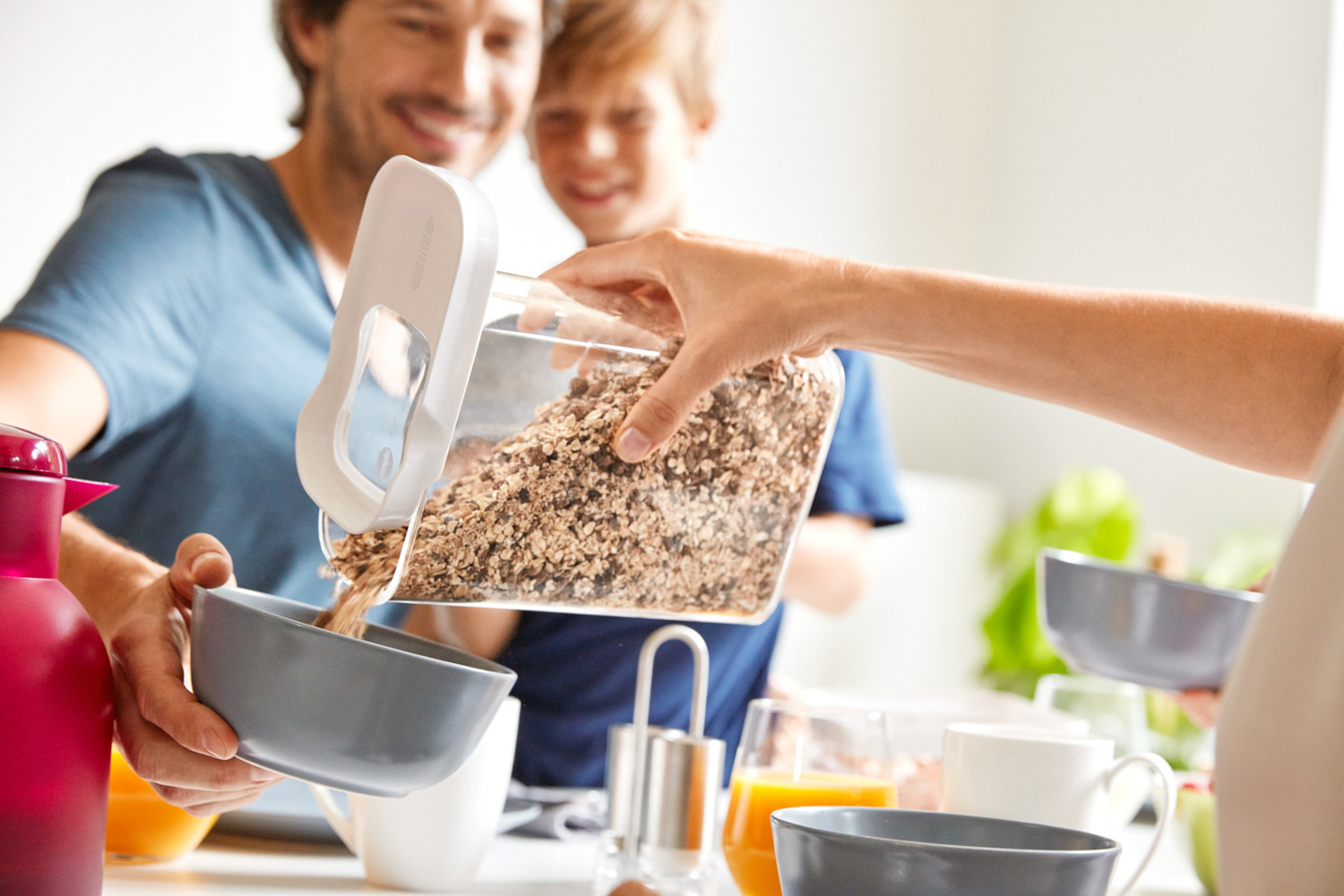 EMSA OPTIMA Schüttdose mit Schiebedeckel, Inhalt: 2,2 Liter, Farbe: weiß, transparent, Maße: 16 x 10 x 23,8 cm