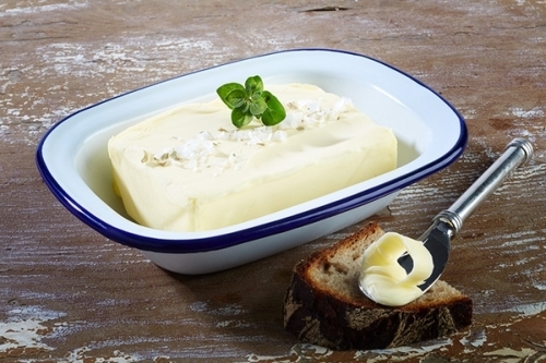 Schale -ENAMELWARE- 18 x 13,5 cm, H: 4 cm emailliertes Stahlblech innen: weiß außen: weiß Rand: blau 0,35 Liter