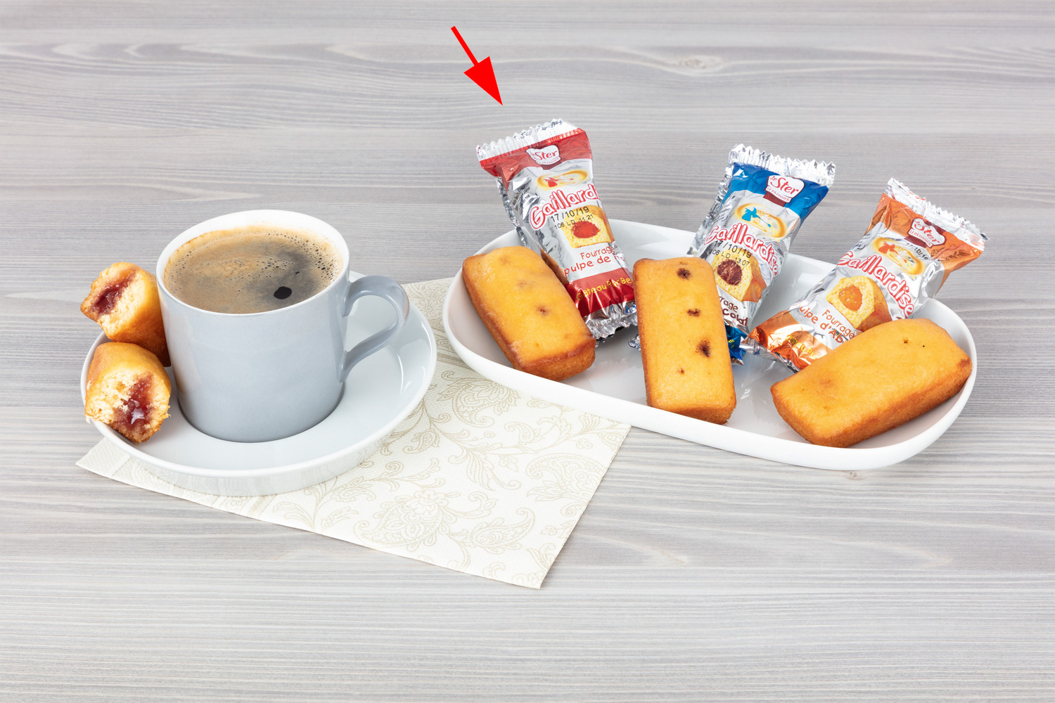 Französischer Mini-Butterkuchen Erdbeere "LeSter", 130 Stück, jedes Miniküchlein hygienisch einzeln verpackt, je 30g. Mit süßer Erdbeerfüllung.