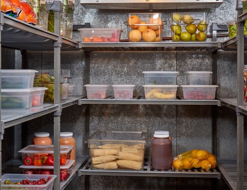 Geschlitzte Grundeinheit, 190 kg pro Fachboden, 800 kg für eine Einheit mit 4 Fachböden - Abmessungen in cm 46x107x163 cm von Cambro