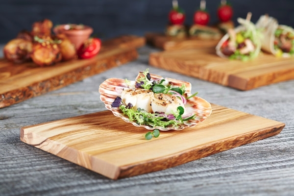 Servierbrett -OLIVE- 25 x 17 cm, H: 1,5 cm Holz (Olivenbaum) (Jedes Teil ist ein Unikat. Größe, Form, Farbe und Maserung kann