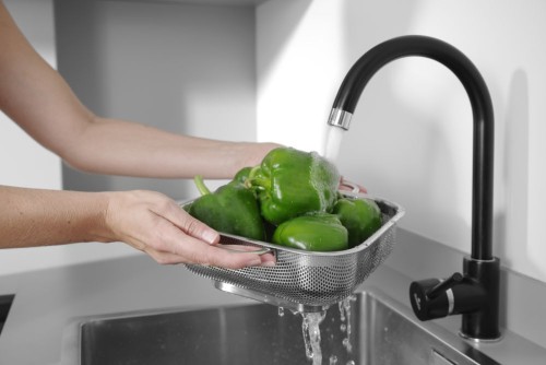 Gemüsesieb, quadratisches Model, auf Fuß mit 2 Griffen. Edelstahl.218x218x(H)70 mm