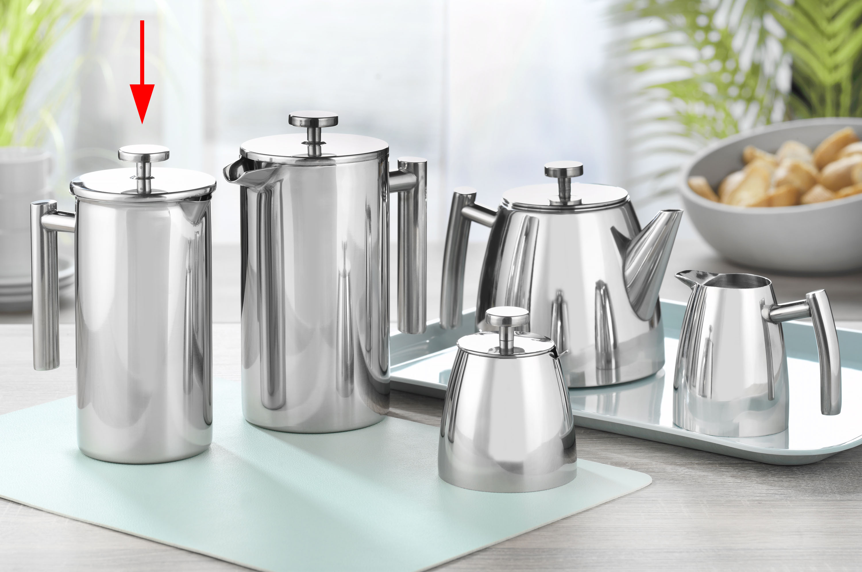 Universal-Kanne "STRATFORD" v. caterado, aus Edel- stahl 18/10, poliert, einwandig. Volumen 1 Liter. Maße: ca. 15,5  x 20,7 x 9 cm (B x H x Durchm.)