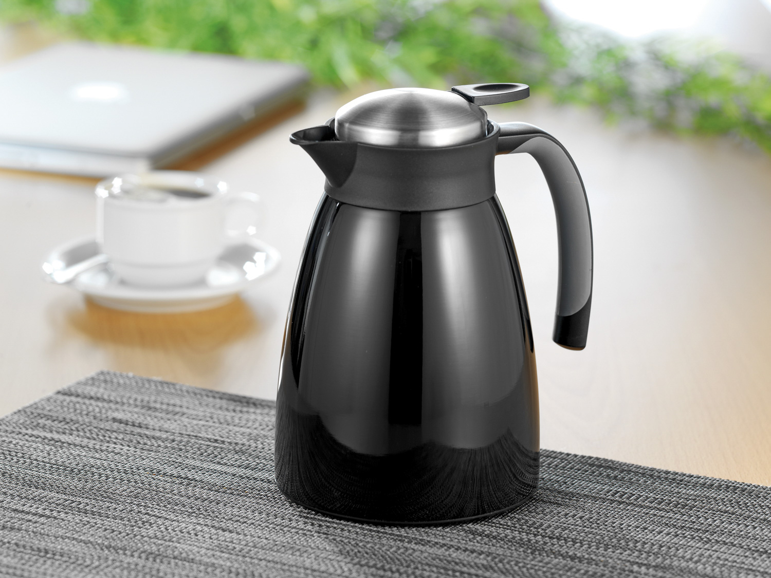 Isolierkanne GLACE, Inhalt 1 Liter, doppelwandiger Edelstahl, schwarz lackiert, Höhe: 20,8 cm, Durchmesser: 13,5 cm.