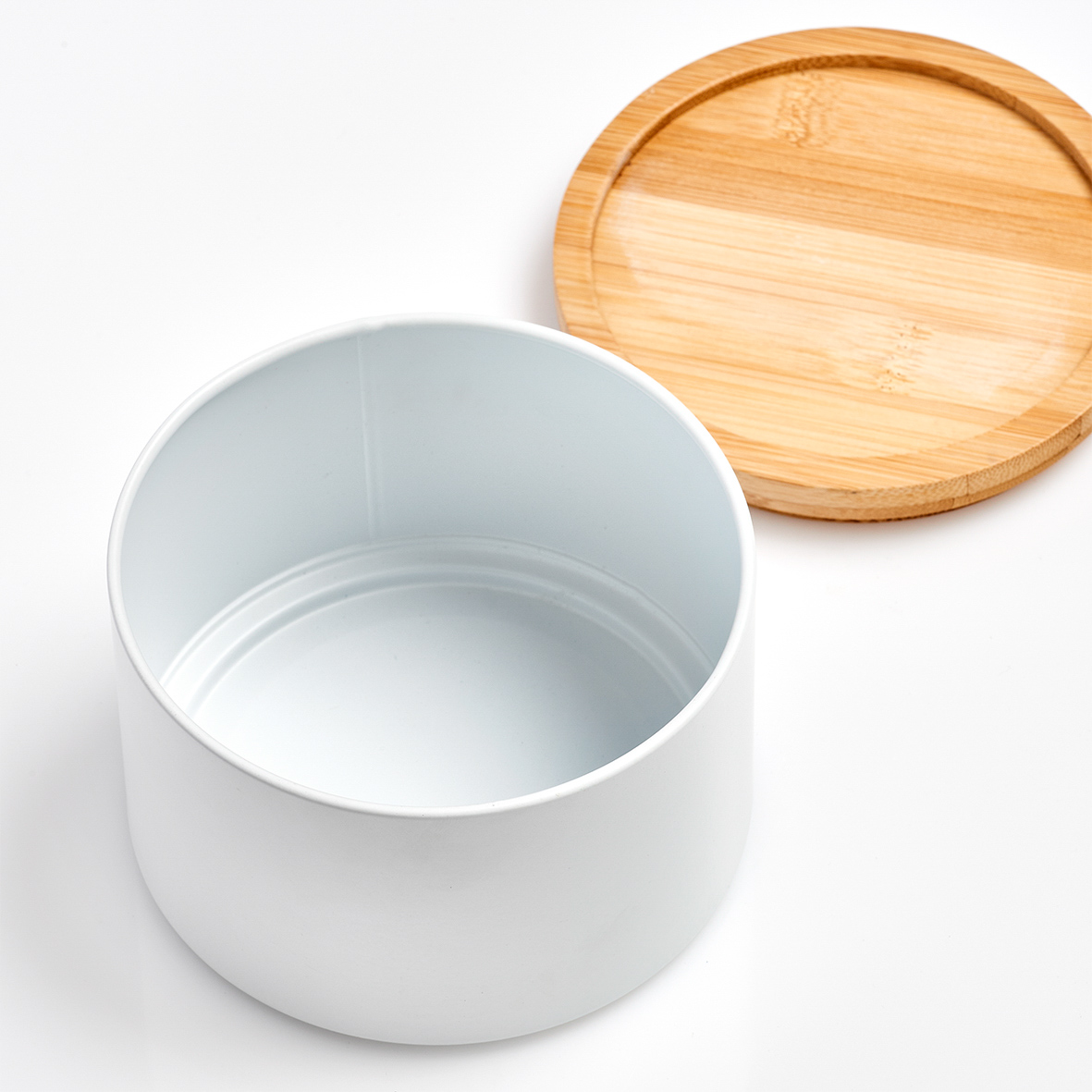 Vorratsdose, Metall; Bamboo, Ø13x9,7 cm. Farbe: weiß Mit dieser Vorratsdose im skandinavischen Design bringen Sie schnell Ordnung in Ihre Küche.