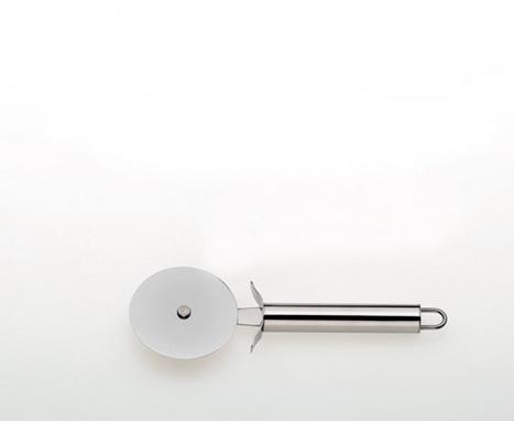 Kela Pizzaschneider Rondo Edelstahl 21cm 7cmØ Praktischer Küchenhelfer: der Pizzaschneider RONDO mit scharfem Schneiderad zum Zerteilen von