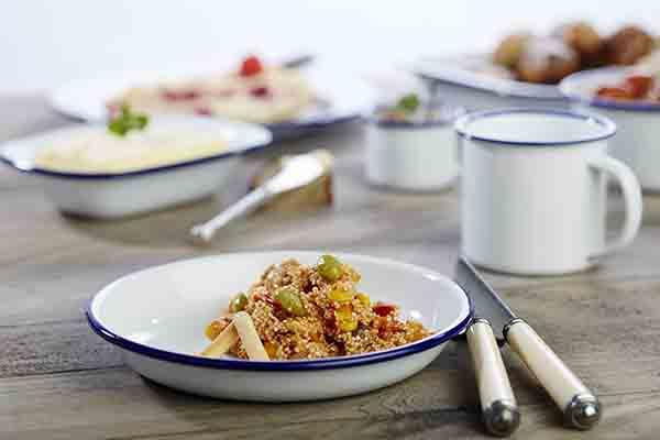 Teller, tief -ENAMELWARE- Ø 22 cm, H: 3,5 cm, 0,6 Liter emailliertes Stahlblech innen: weiß außen: weiß Rand: blau