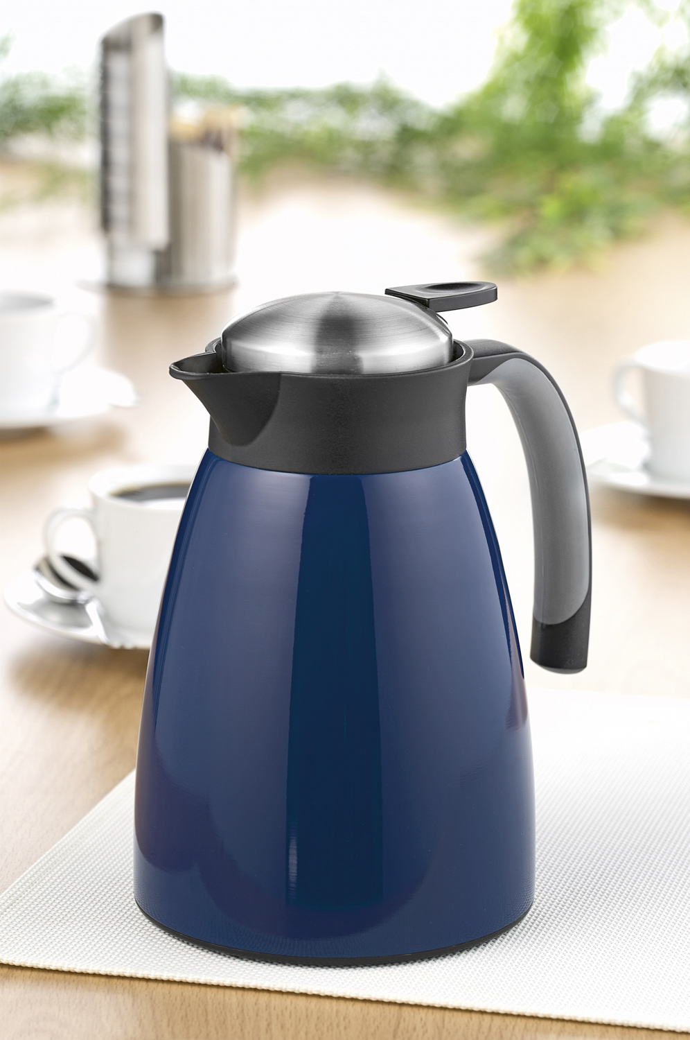 Isolierkanne GLACE, Inhalt: 1 Liter, doppelwandiger Edelstahl, dunkelblau lackiert. Höhe: 20,8 cm, Durchmesser: 13,5 cm.