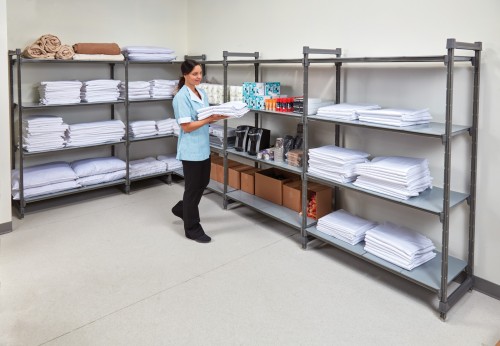 Geschlossene Grundeinheit, 190 kg pro Fachboden, 800 kg für eine Einheit mit 4 Fachböden - Abmessungen in cm 54x122x183 von Cambro