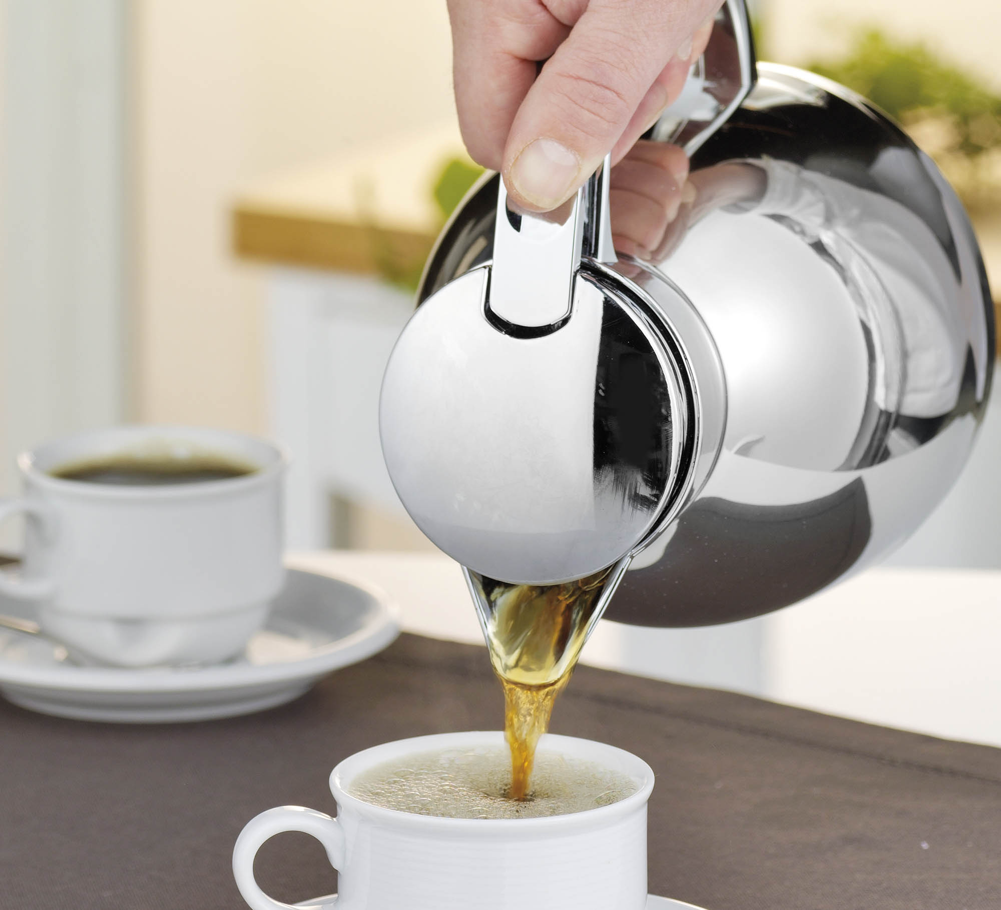 Isolierkanne MAESTRO, Inhalt: 1,5 Liter, Höhe: 228 mm, aus doppelwandigem Edelstahlt 18/8, mit Edelstahleinsatz, Einhandbedienung,