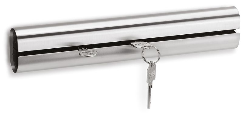 Blomus Schlüsselbord < Tewo > Der Schlüssel wird in den Schlitz gesteckt, wo ihn ein festes Schaumstoffmaterial hält.