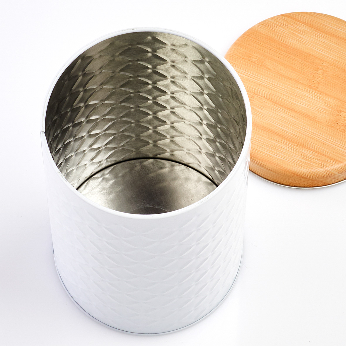 Dose, Metall, Ø10,7x18 cm. Farbe: weiß. Fassungsvermögen: 1370 ml. Schöne Kontraste von sattem Weiß und dem Deckel in Holz-Optik machen