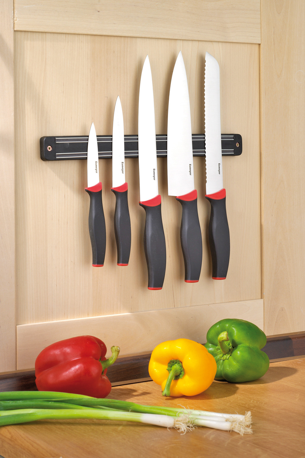 5-tlg. Messerset AUREA Klingen aus Spezialstahl, mit Kunststoff Griffen an magnetischer Hängeleiste.