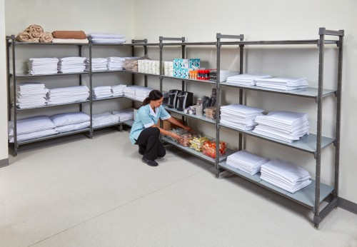 Geschlossene Grundeinheit, 180 kg pro Fachboden, 800 kg für eine Einheit mit 4 Fachböden - Abmessungen in cm 61x137.5x183 von Cambro