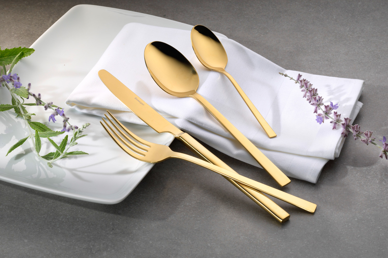 16-teiliges Besteck MELINA, Edelstahl, mit PVD-Beschichtung in gold.