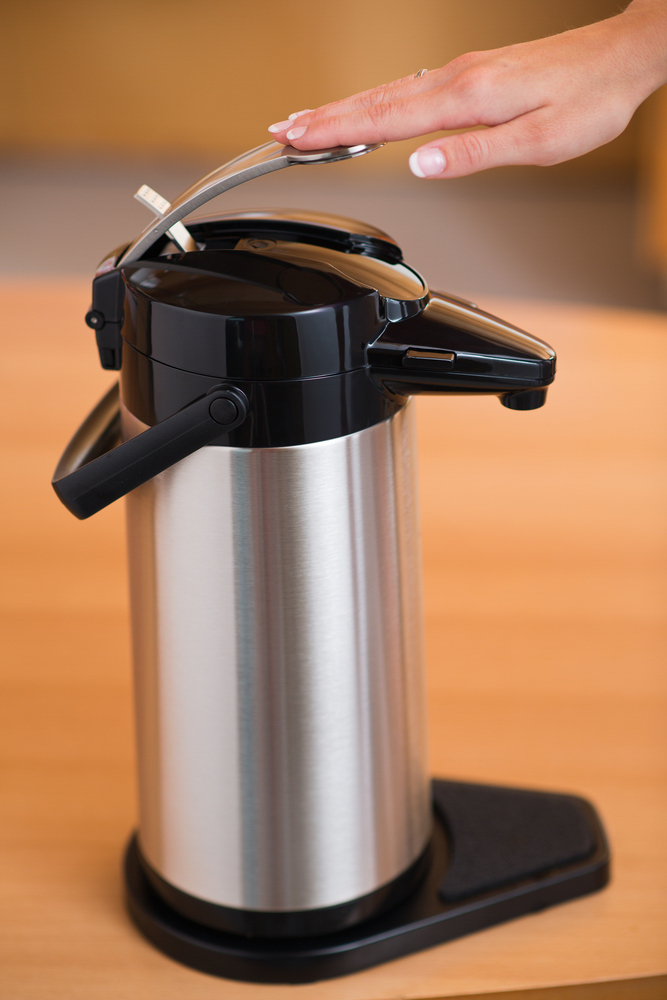 Pumpkanne AIRPOT FURENTO, Inhalt: 2,2 Liter, von Bravilor Bonamat, Farbe: silber-schwarz, aus Edelstahl, mit Pumphebel