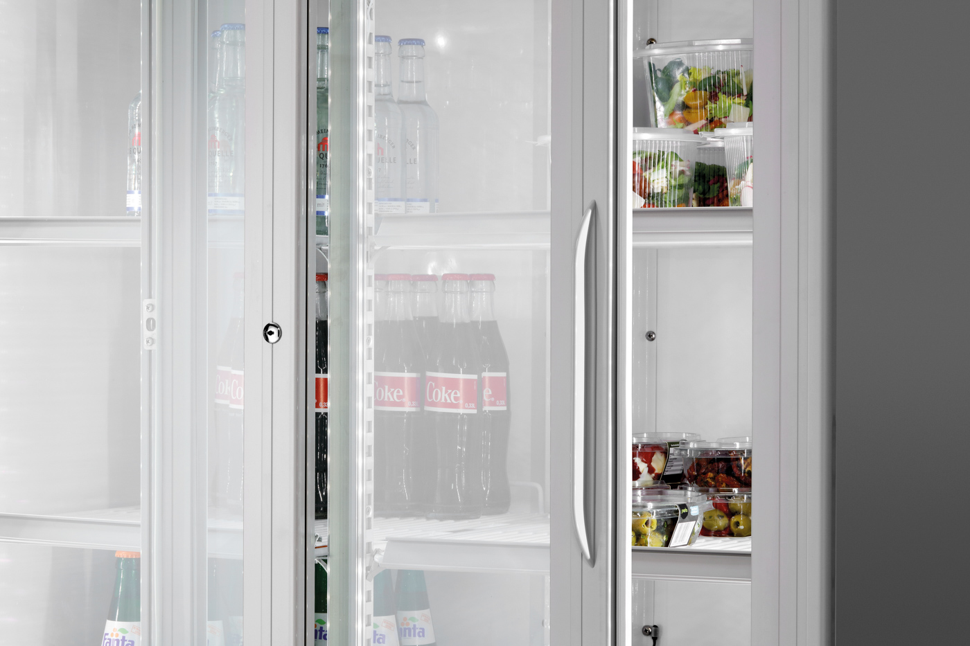 Bartscher Glastürenkühlschrank 830WB | Innenbeleuchtung: Ja | Maße: 100 x 73 x 2038 cm. Gewicht: 134 kg