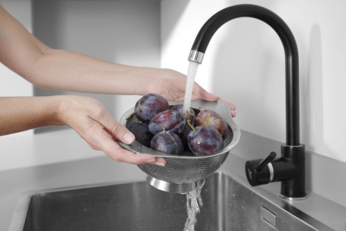 Gemüsesieb, Edelstahl, feinmaschig. Auf Fuß mit 2 Griffen. Spülmaschinengeeignet.