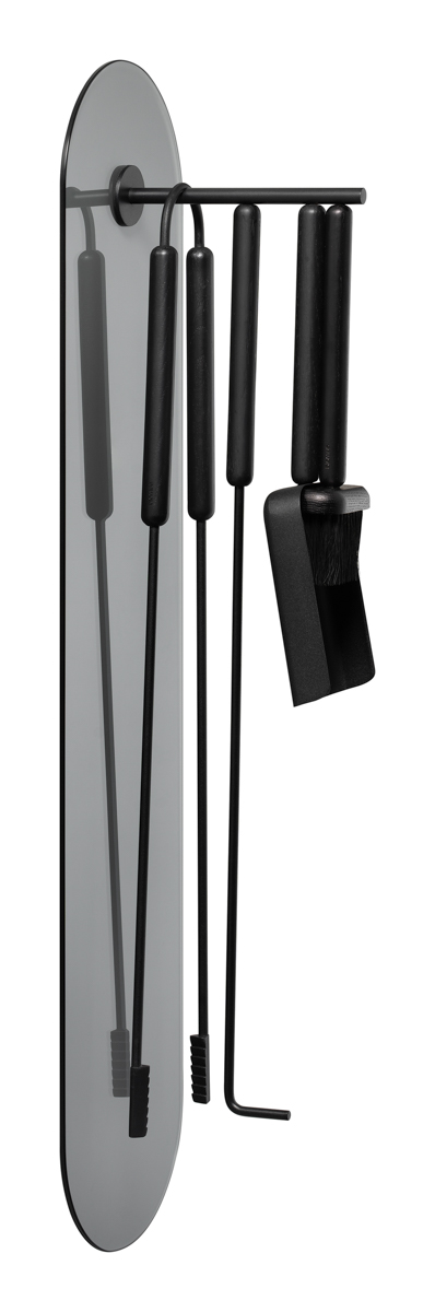 Kaminbesteck 5-tlg. Wandmontiert -ASHI- Black. Material: Stahl pulverbeschichtet, Kokosfasern, Magneten, Sicherheitsglas . Von Blomus.