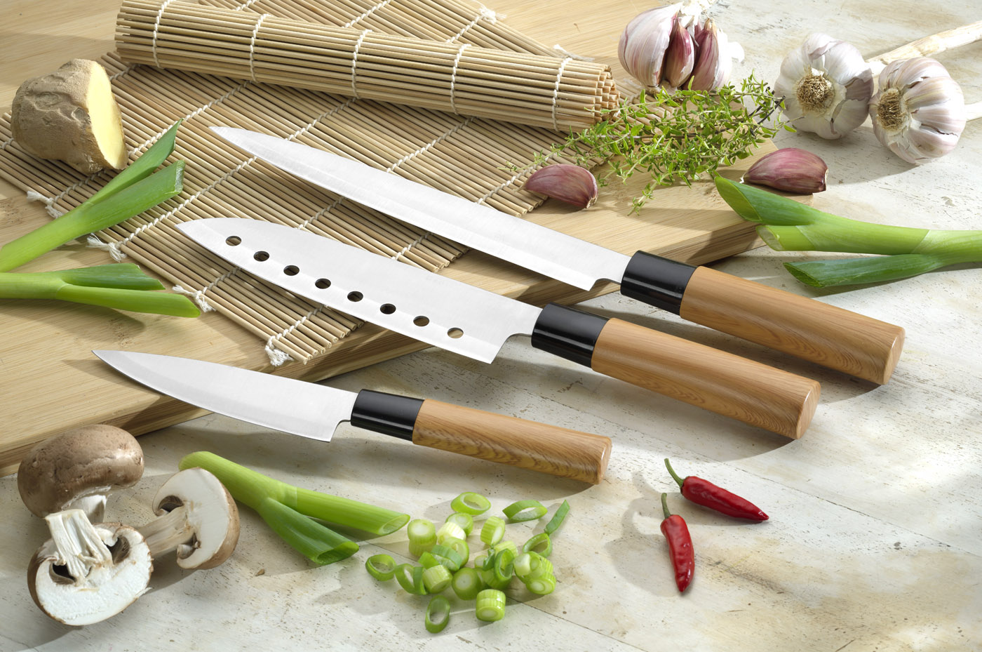 3-teiliges Messerset VESTA im asiatischen Stil. Bestehend aus je einem Kochmesser - Länge 30cm, Tranchiermesser 32,5cm und Allzweckmesser 23,5 cm