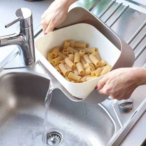 Abgiess-Sieb, Kunststoff, grau/weiß. Länge: 295 mm. Breite: 230 mm. Höhe: 123 mm