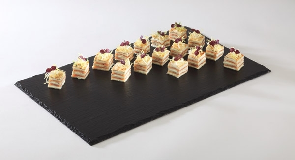 GN 1/1 Naturschieferplatte 53 x 32,5 cm Materialstärke 6-9 mm möbelschonende Füßchen gebrochene Kanten glänzende, versiegelte