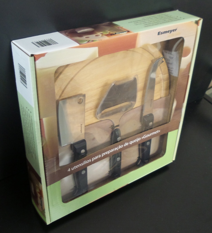 4-tlg. Käse-Zubereitungs-/Servier-Set GOURMET, inkl. rundem Schneidbrett aus Holz, verpackt im Geschenkkarton mit Fenster.