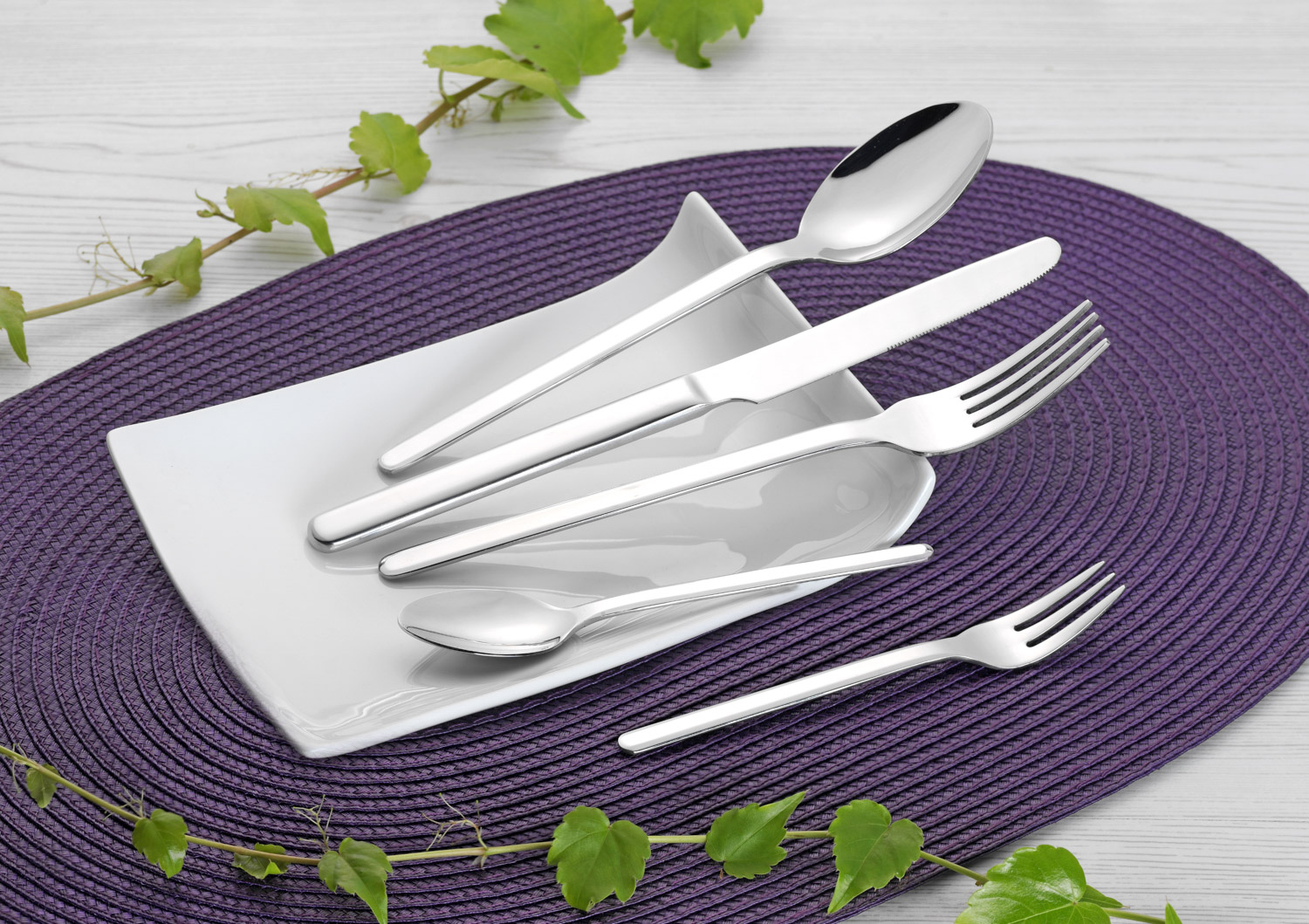 30-teiliges Besteck BETTINA aus Edelstahl 18/10, hochglanz-poliert. Messer aus Klingenstahl.