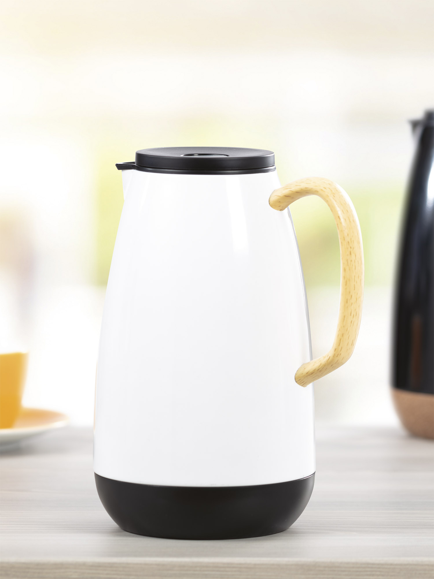 Isolierkanne NATURE, Inhalt 1,0 Liter, lackierter Edelstahl mit Glaskolbeneinsatz. Farbe: weiß, Griff in Holz-Optik,