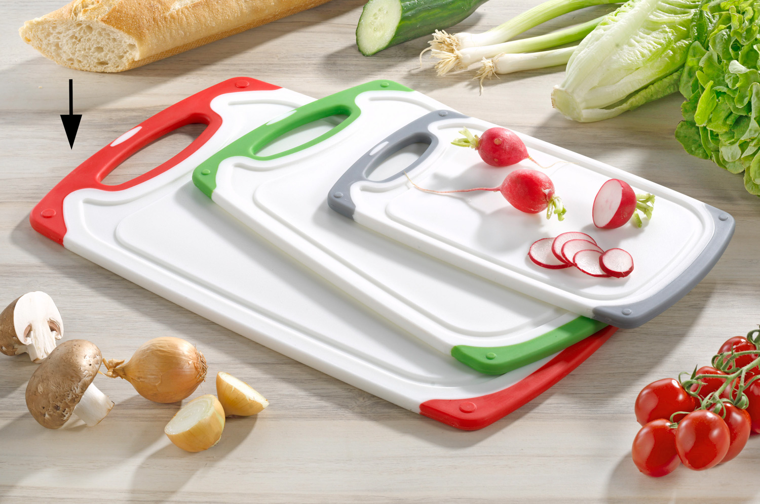 Schneidbrett Star aus weißem Kunststoff mit rotem Rand und Griff Maße: 39,6 x 23,5 x 0,9 cm