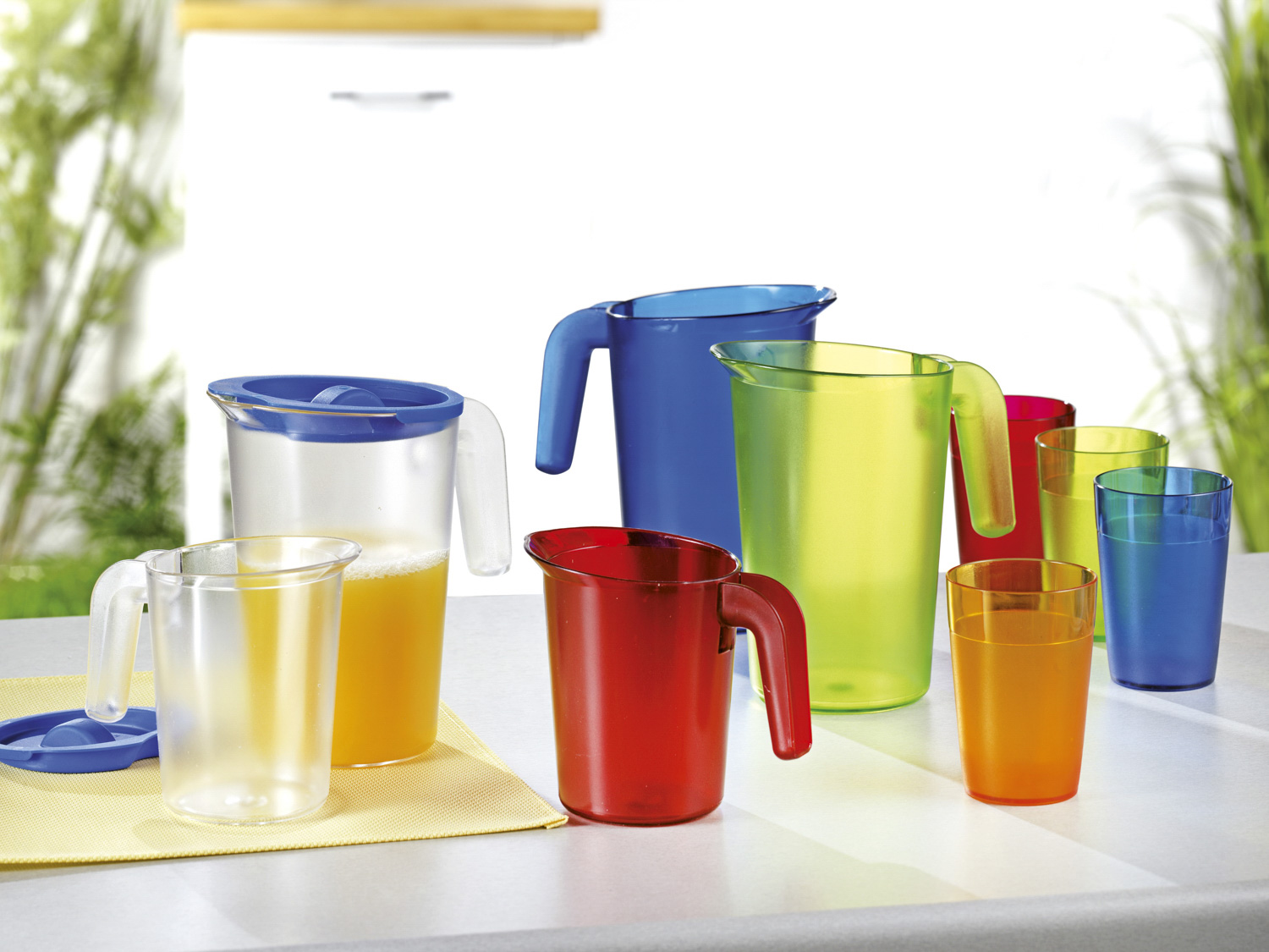 Roltex Saftkanne LUCY aus Polycarbonat in blau, Kapazität: 0,5 l, Höhe: 13,8 cm.