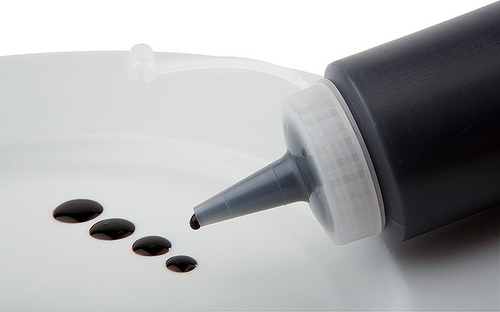 Quetschflasche Ø 5 cm, H: 16 cm, 0,2 Liter Polyethylen, transparent mit Schraubdeckel spülmaschinengeeignet