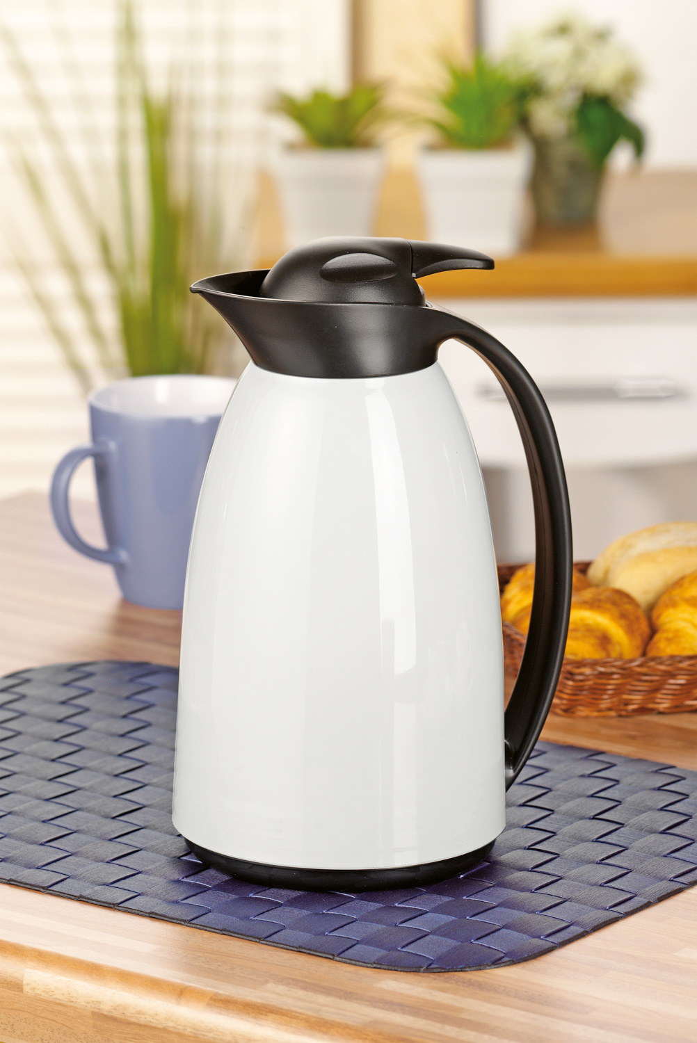 Isolierkanne LOFT, Inhalt: 1,0 Liter, Farbe: weiß, Höhe: ca. 235 mm, mit Glaseinsatz und Einhandbedienung.