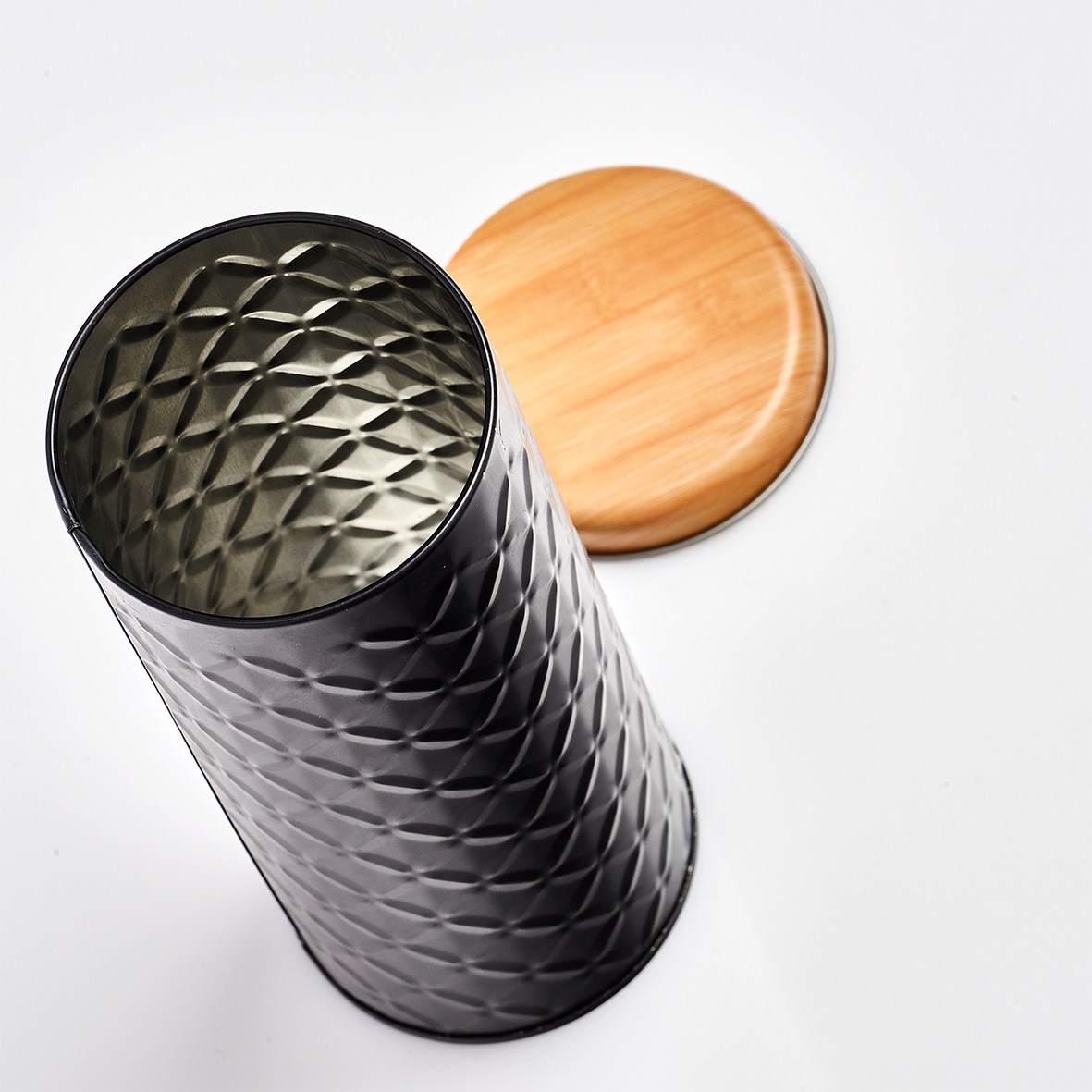 Dose, Metall, Ø7,5x18 cm. Farbe: schwarz. Fassungsvermögen: 680 ml. Der Kontrast von Holzoptik und der schwarzen gemusterten