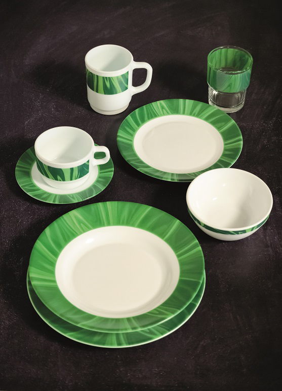 Henkelbecher NATURA mit grünem Muster. Inhalt ca. 0,25 Liter, aus Opalglas. Von Bormioli Rocco.