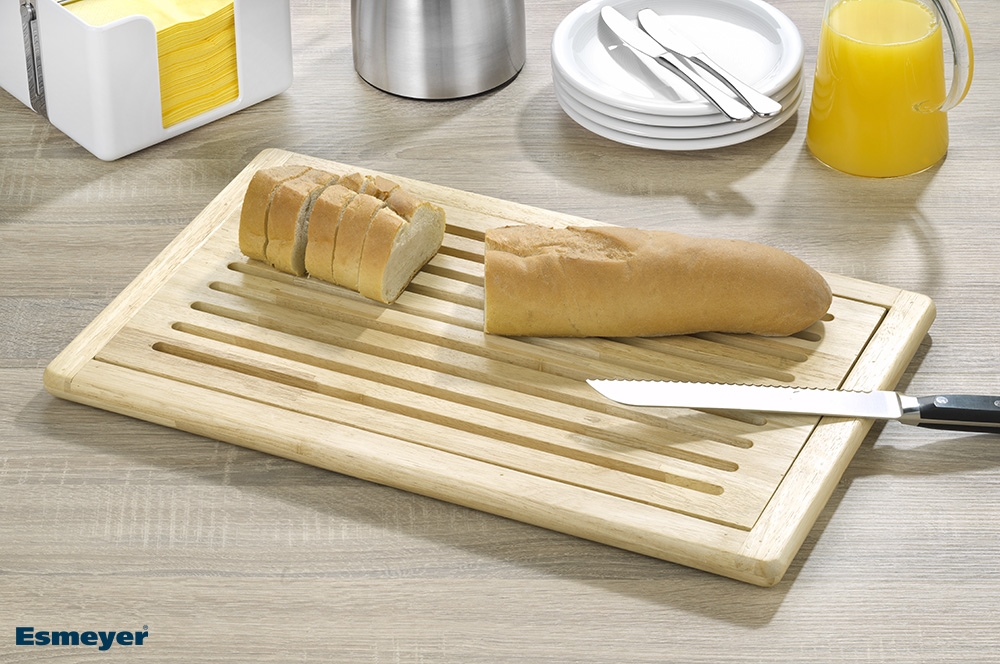 APS Brotschneidebrett aus massivem Naturholz mit Krümel-Auffangfunktion. Maß: 53 x 32,5 x 2 cm.