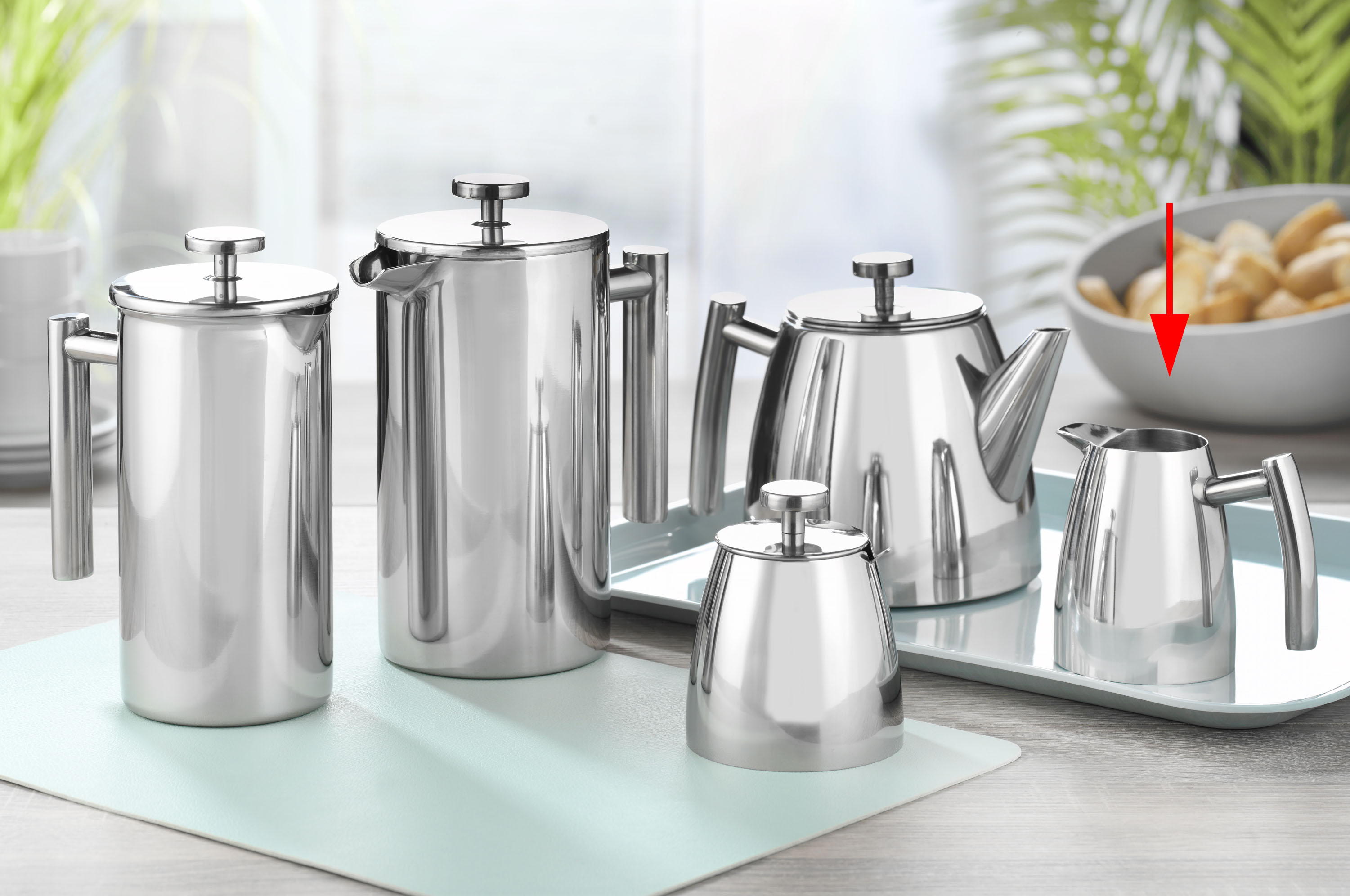 Milch-/Sahnekännchen "Cambridge" von caterado, mit Griff, aus Edelstahl 18/10, poliert. Höhe ca. 9,9 cm, Durchmesser unten 8 cm.