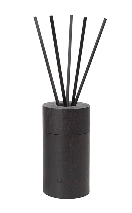 Raumduft Set -FLAVO- Duft: Firewood, Ø 7,5 cm. Material: Hartholz, Glas farbig, Kunststoff. Von Blomus.